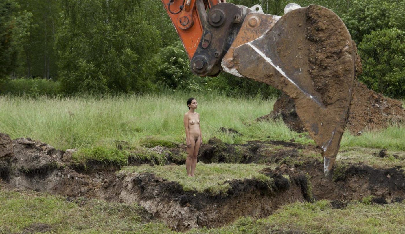 Regina José Galindo, Earth, 2013. Video performance. Foto: Bernard Huet. Courtesy of the artist.
