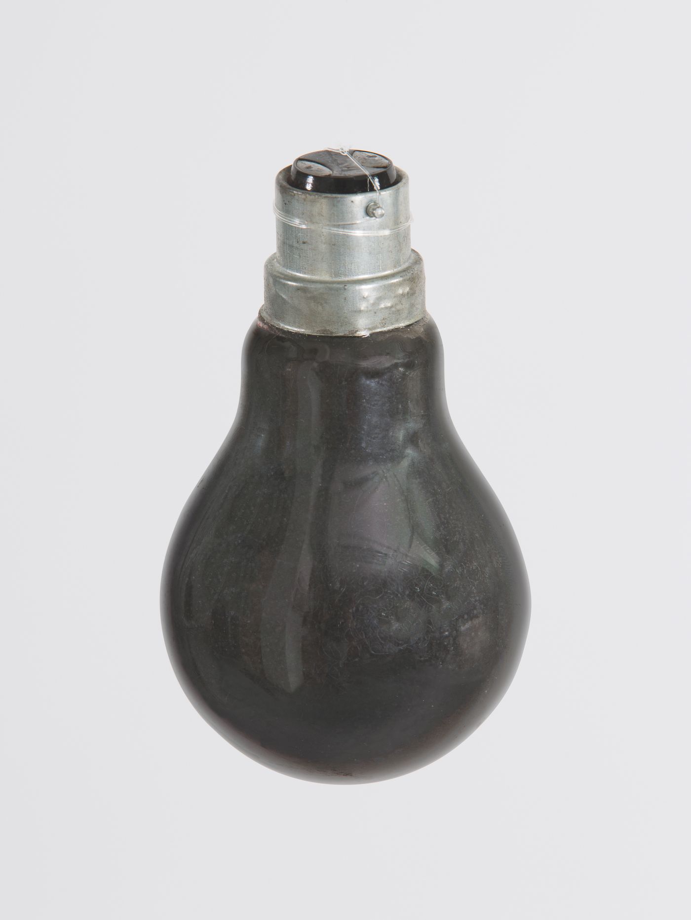 Doung Anwar Jahangeer, BlackLight – WhiteCoal, 2015. Philips Bulb 100 watts, 240volts, crushed coal from South African mining company (Richard Bay) Variable dimensions ©Mathieu Lombard.