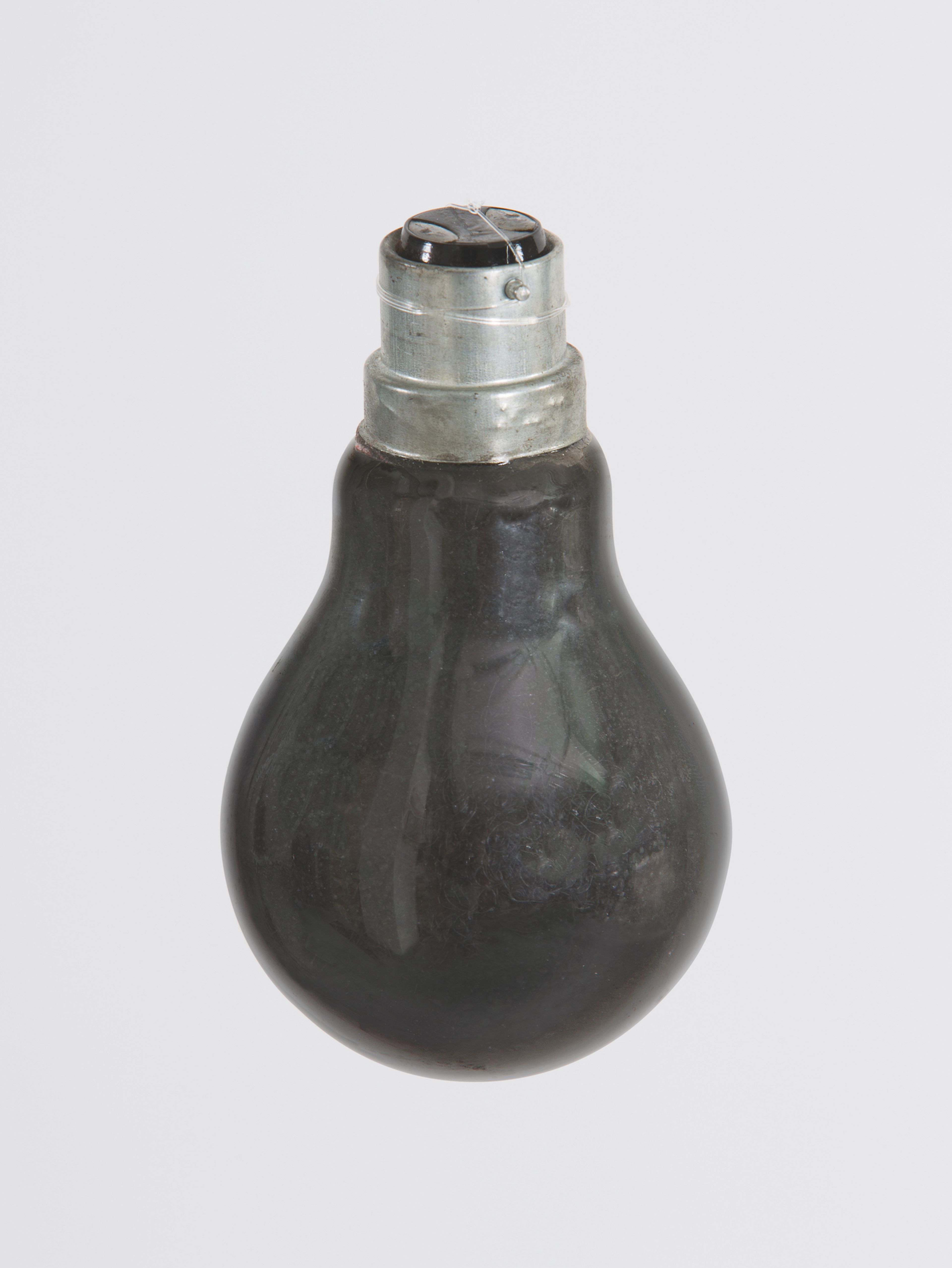 Doung Anwar Jahangeer, BlackLight – WhiteCoal, 2015. Philips Bulb 100 watts, 240volts, crushed coal from South African mining company (Richard Bay) Variable dimensions ©Mathieu Lombard.