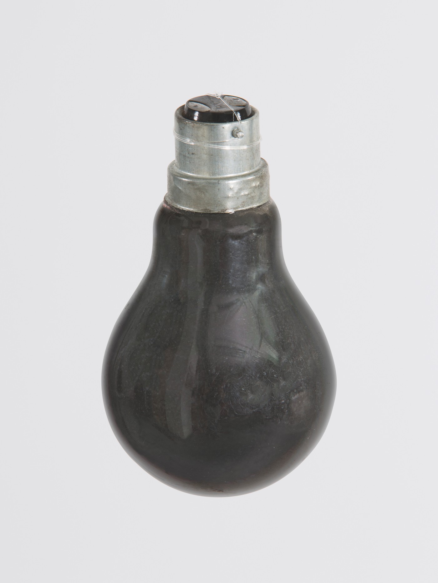 Doung Anwar Jahangeer, BlackLight – WhiteCoal, 2015. Philips Bulb 100 watts, 240volts, crushed coal from South African mining company (Richard Bay) Variable dimensions ©Mathieu Lombard.