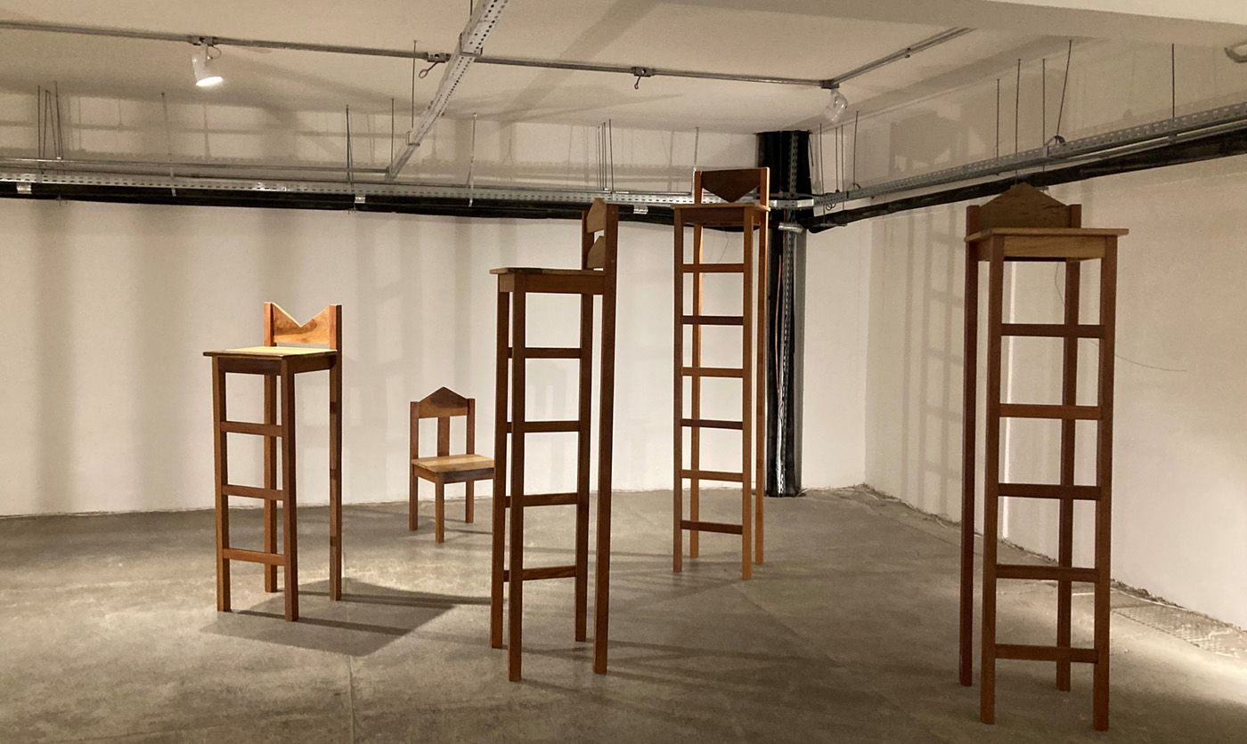 Elisa Arruda, Cadeiras-perna, 2023. Installation. Brazil, Pará. Photo: Danilo José Rocha.