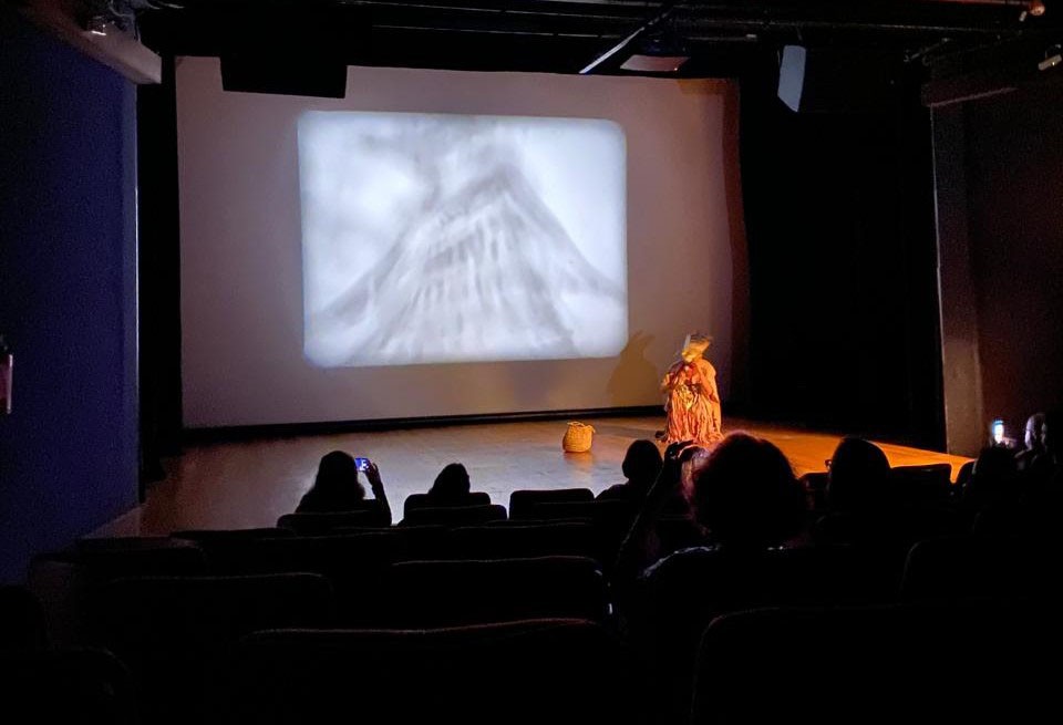 Biophillick, Onçxapanã, 2024. Short film, 3’30”. Performance at Curta 8 Super8 Festival. Photo: Gabriela Titon.