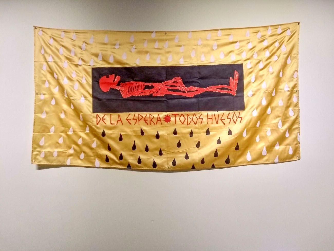 Manuel Hernández, Bandera negra (Black Flag), 2019. Llamitas al viento, El Parqueadero.