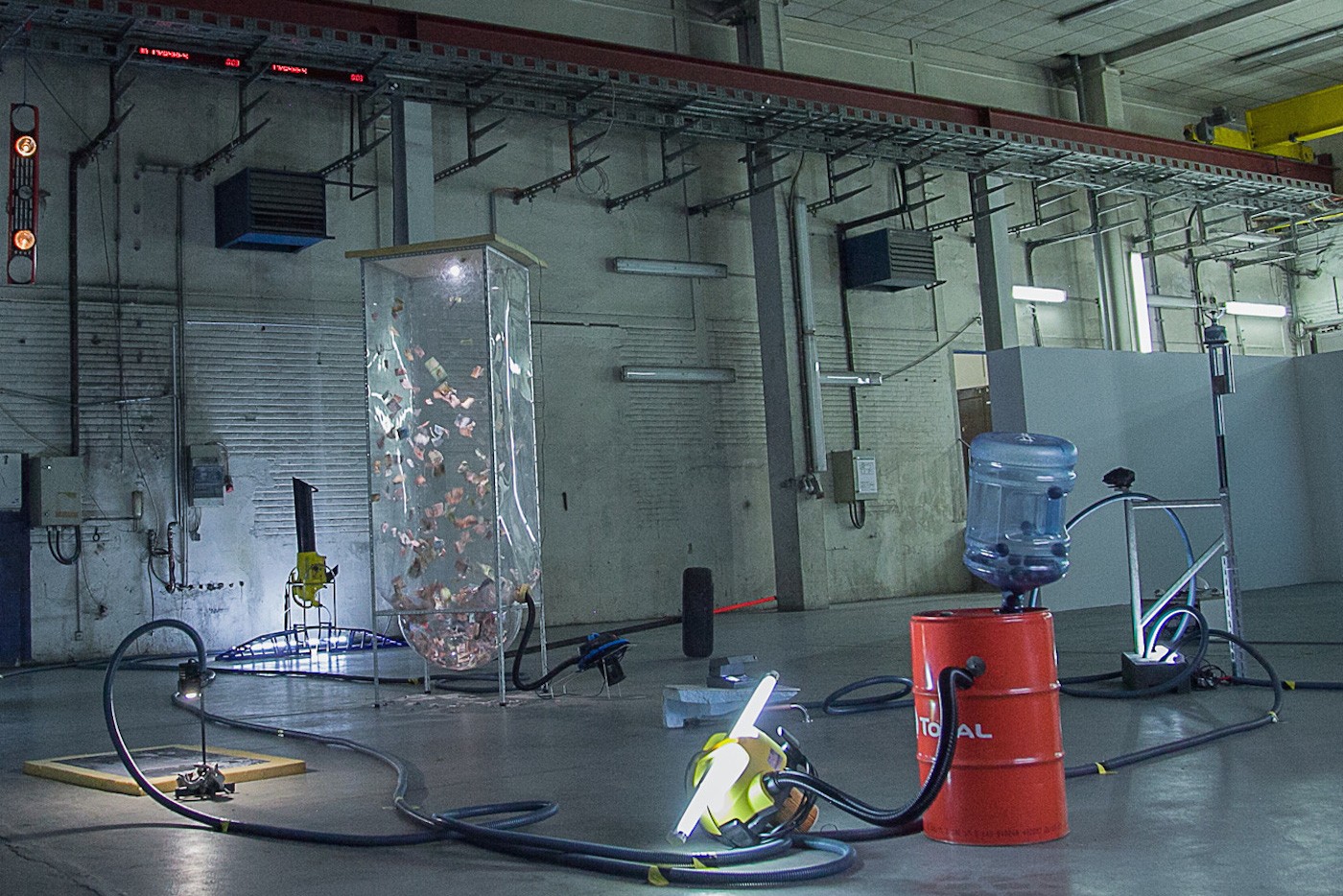 Ana Alenso, 1,000,000 %, 2015-2018. Venezuelan bolivars, barrel, counterfeit money detector and other artefacts. Courtesy of the artist.