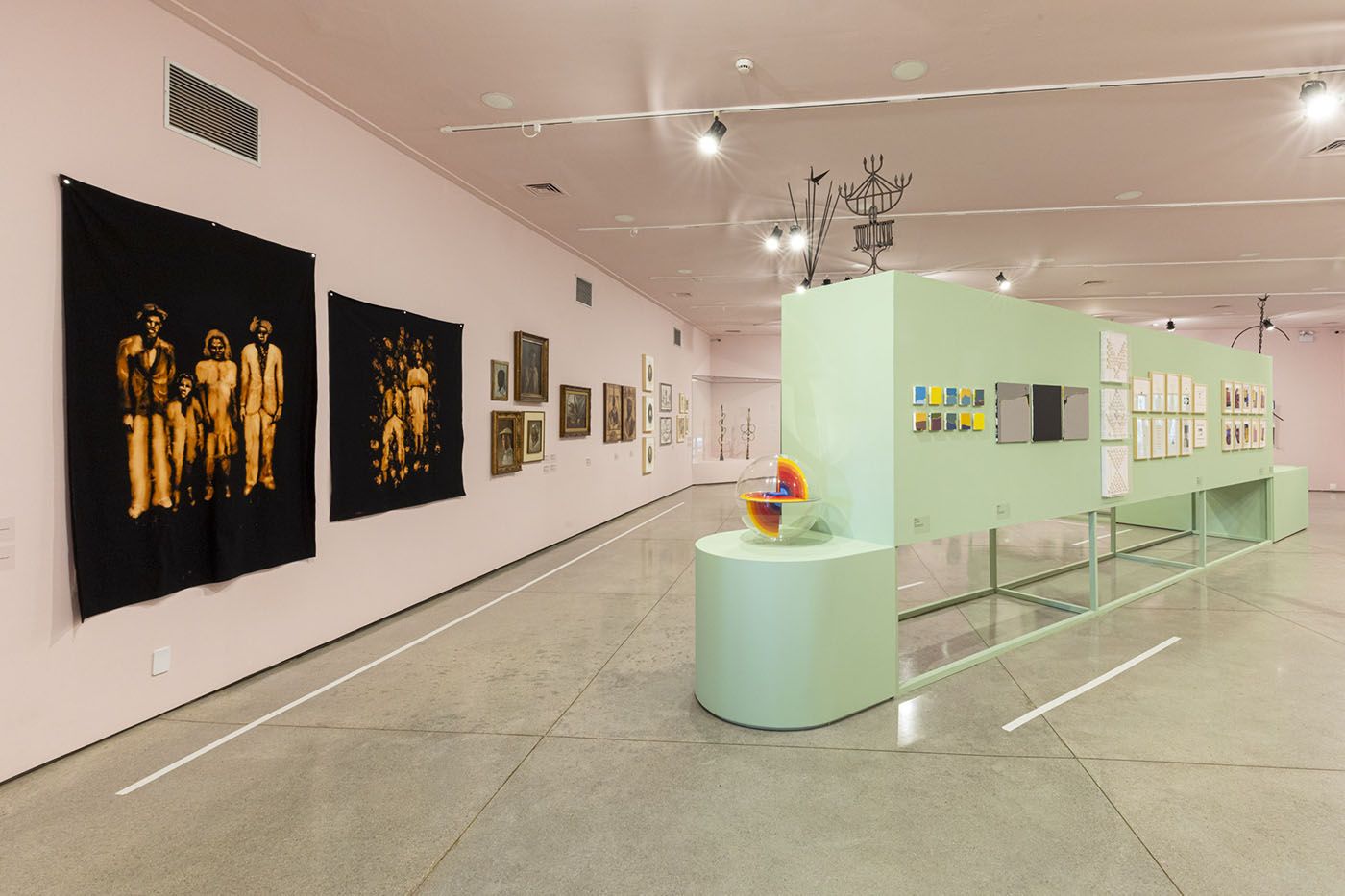 View of the exhibition “Mãos: 35 anos da Mão Afro-Brasileira”, MAM. Photo: Renato Parada