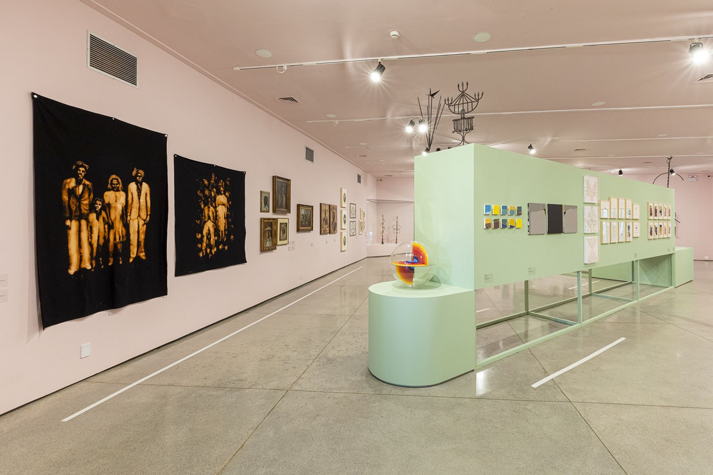 View of the exhibition “Mãos: 35 anos da Mão Afro-Brasileira”, MAM. Photo: Renato Parada