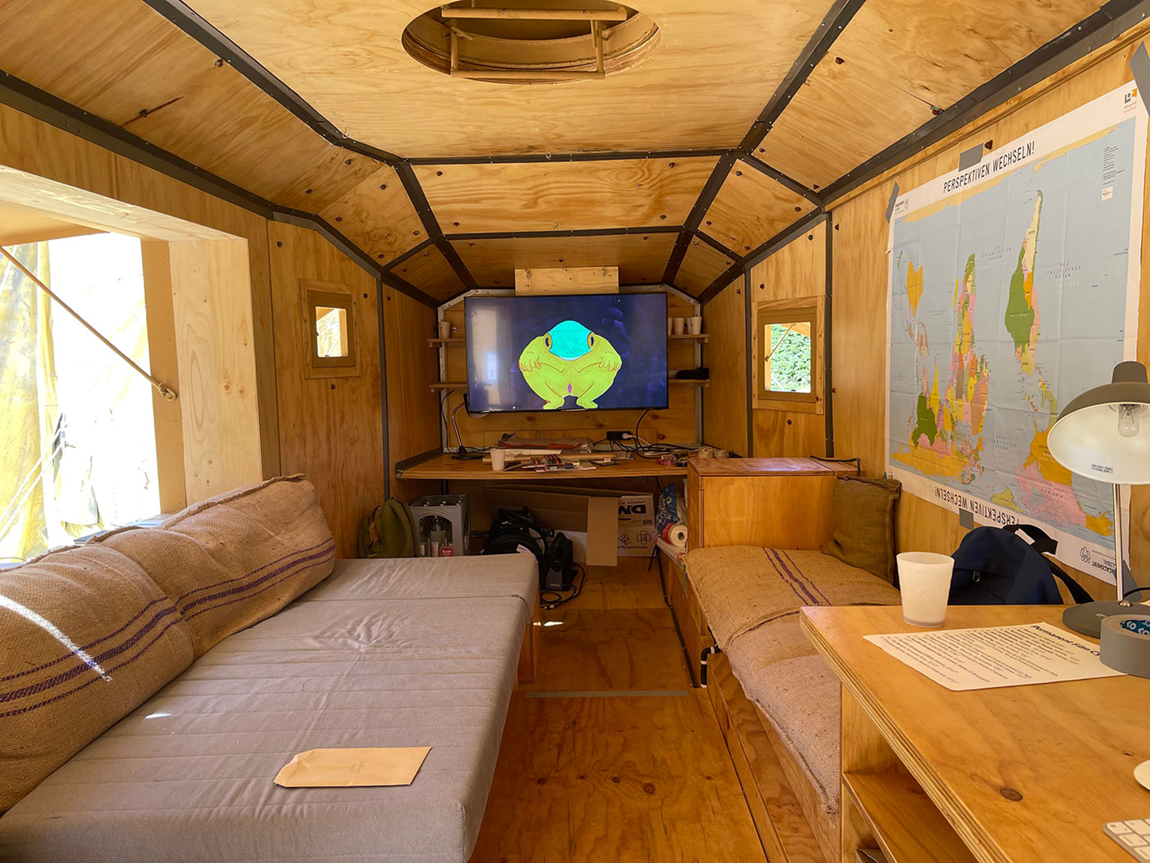 Werner, a mobile platform created in collaboration with Más Arte Más Acción and Atelier Van Lieshout in Karlsaue Park, at documenta15 in Kassel. Foto: C&amp;AL