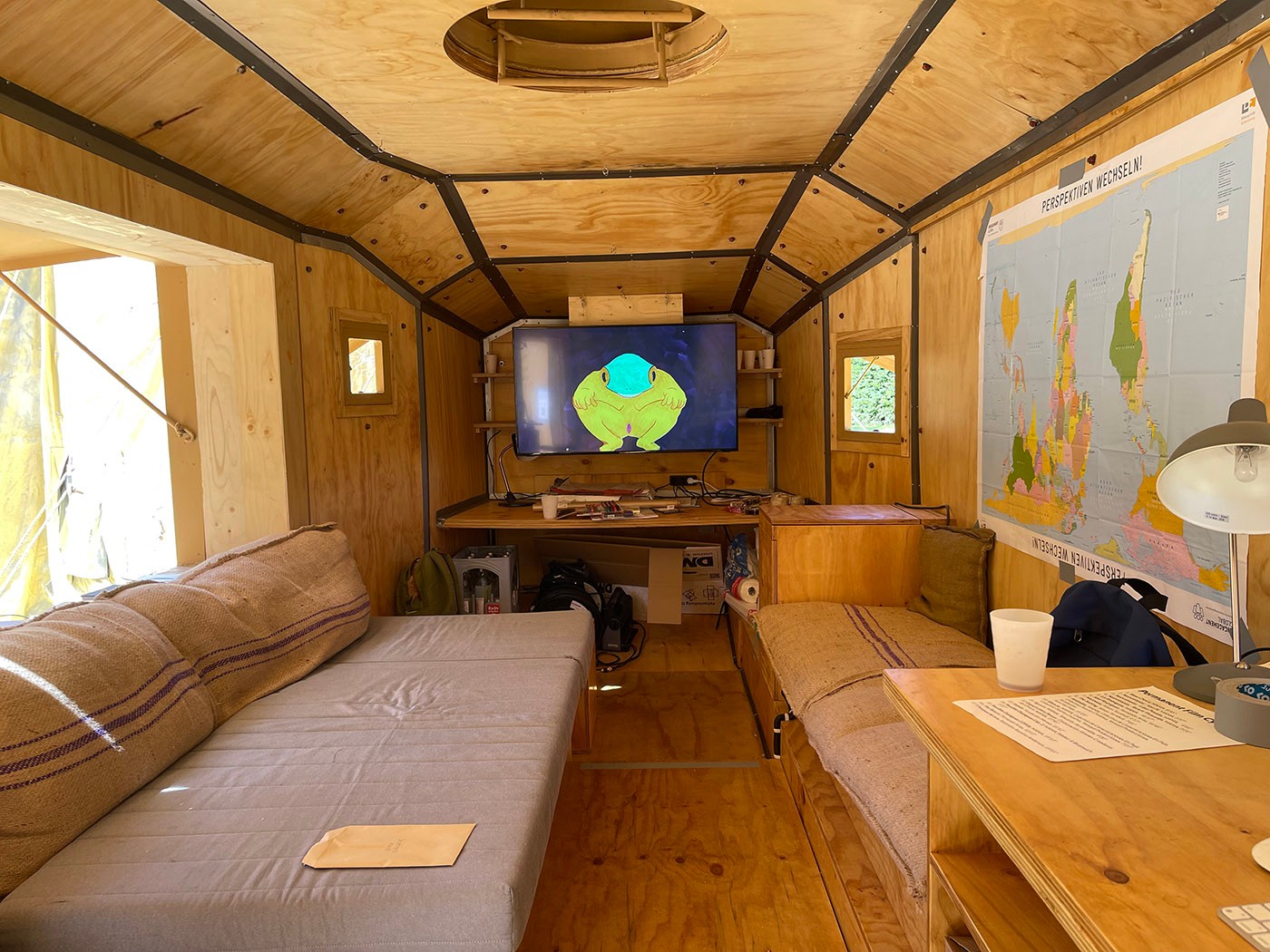 Werner, a mobile platform created in collaboration with Más Arte Más Acción and Atelier Van Lieshout in Karlsaue Park, at documenta15 in Kassel. Foto: C&AL