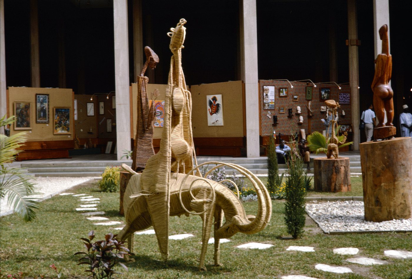 Tendances et Confrontations - Contemporary And