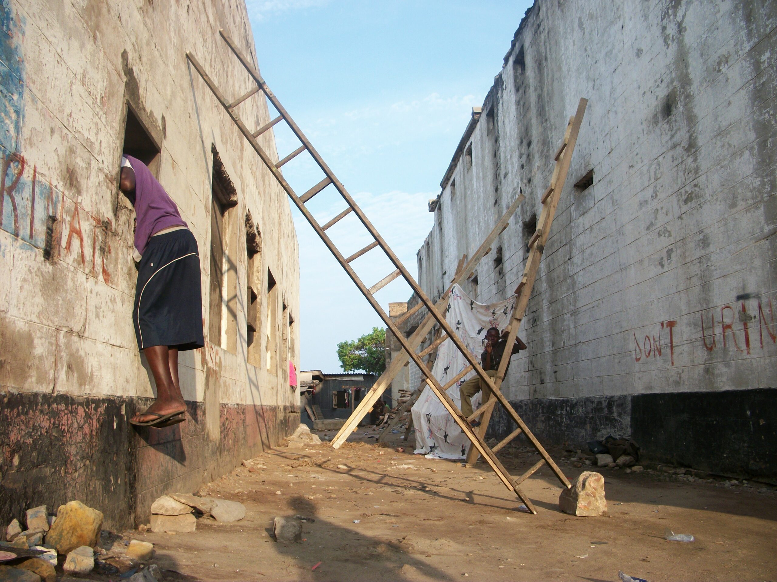 Kwasi Ohene-Ayeh, Untitled [Prison Anxieties], 2011, wood, cloth, jute rope, Ussher Fort Prison, site-speci c installation, dimensions variable. Courtesy of the artist