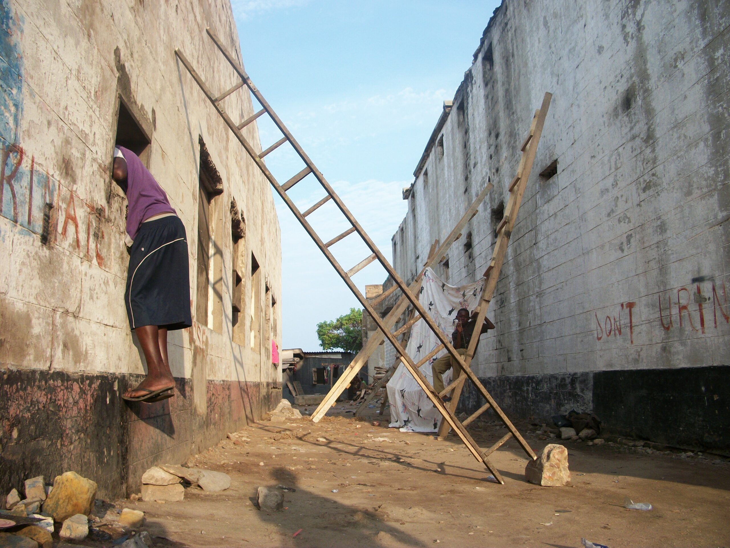 Kwasi Ohene-Ayeh, Untitled [Prison Anxieties], 2011, wood, cloth, jute rope, Ussher Fort Prison, site-speci c installation, dimensions variable. Courtesy of the artist