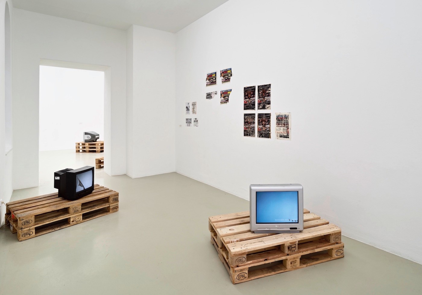 Paulo Nazareth, »Banderas Rotas (Broken Flags)«, 2014/2018. Installation View at Kunstverein Hannover. Photo: Raimund Zakowski