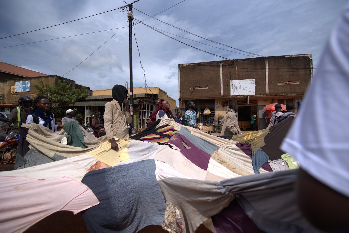 Sandra Suubi, Olugoye lwaffe, 2023, public procession from Masaka Central Market to Amasaka Gallery, November 11, 2023. Photo: Atiko Anthony