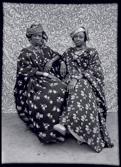 Seydou Keïta. Untitled, 1956. Silver print made in 1995 under the supervision of Seydou Keïta et signed by him. Contemporary African Art Collection © Seydou Keïta / SKPEAC / photo courtesy CAAC – The Pigozzi Collection, Geneva