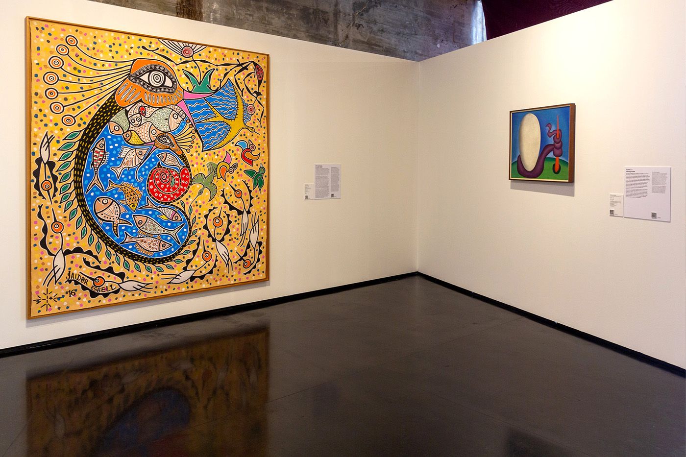 View - works by Jaider Esbell (Pata Ewa'n - The Heart of the World, 2016. Acrylic on canvas. On loan) and Tarsila do Amaral (Urutu, 1928. Oil on canvas. Gilberto Chateaubriand Collection, MAM Rio) Photo: Fábio Souza/MAM Rio
