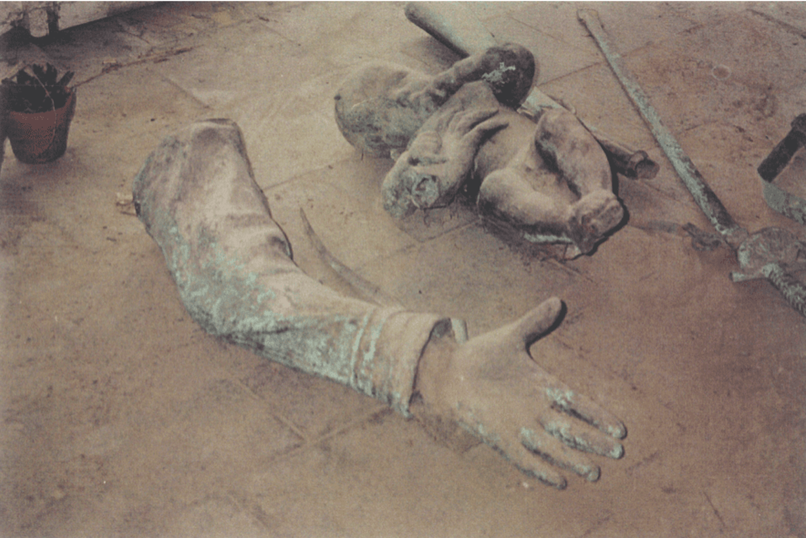 Zooming In / Zooming Out: On Colonial Monuments
