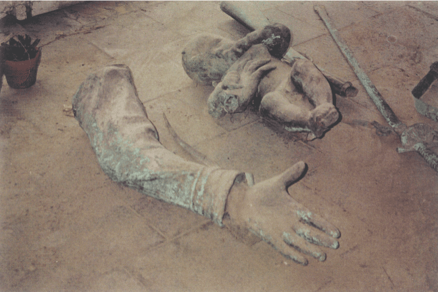 Zooming In / Zooming Out: On Colonial Monuments