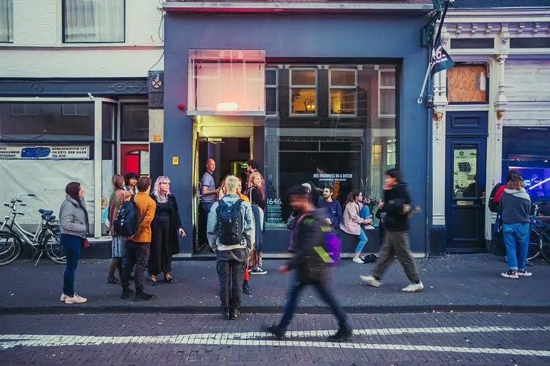 (Inter)national Artists and Curators