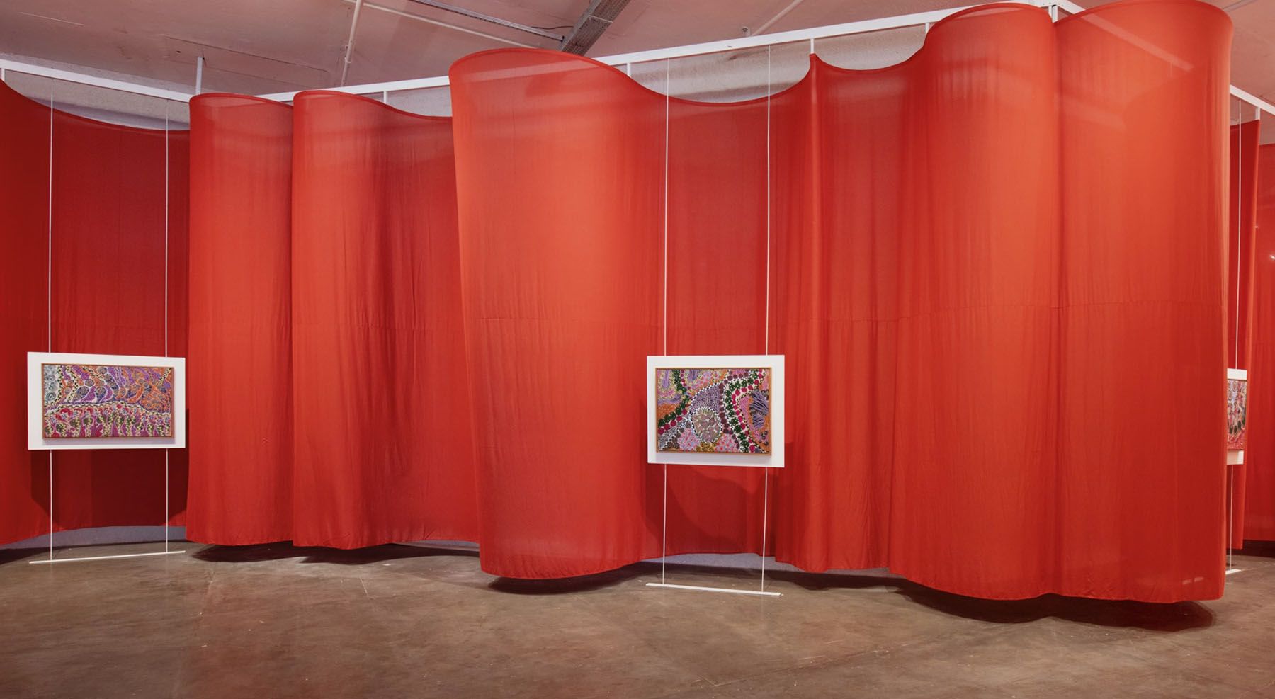 Aislan Pankararu, vista de instalación de la 36ª Bienal de São Paulo. Izquierda: Sangue de caatingueiro, 2024. Tinta acrílica y marcador indeleble sobre lino crudo. Derecha: Voltei Nordeste, meu amor, 2024. Tinta acrílica y marcador indeleble sobre lino crudo. Dimensiones con marco: 70,05 x 98,05 cm. Dimensiones sin marco: 67 x 95. Foto: Cristian Baena