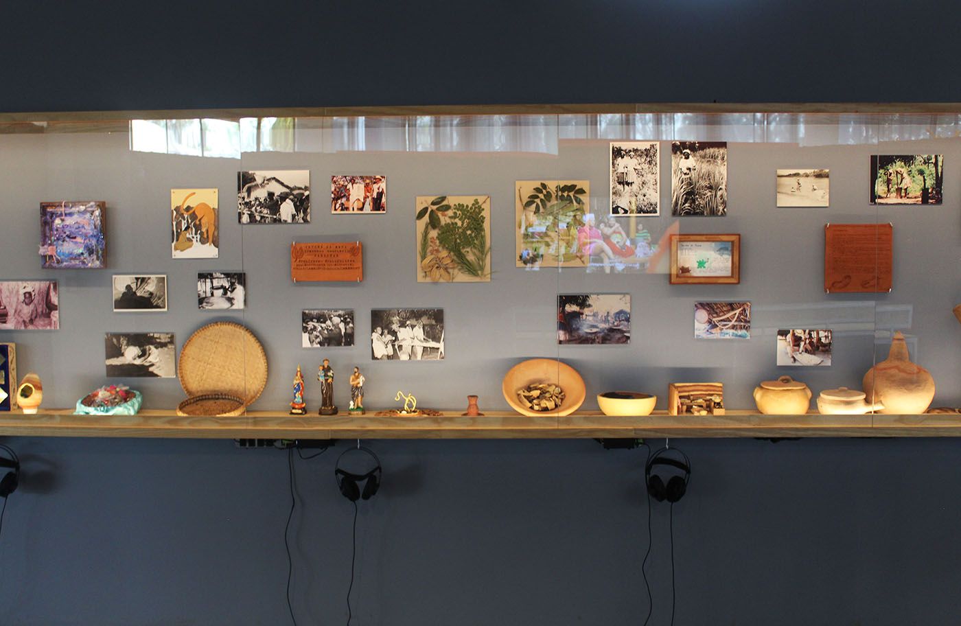 Sertão Negro, Sertões, 2025. Installation composed of wattle and daub, soil, wood, stones, objects from the Kalunga territory, and works by various artists using mixed media. Commissioned by Fundação Bienal de São Paulo for the 36th Bienal. Private collection. Courtesy Almeida & Dale and Cerrado Galeria. Photo: Cristian Baena