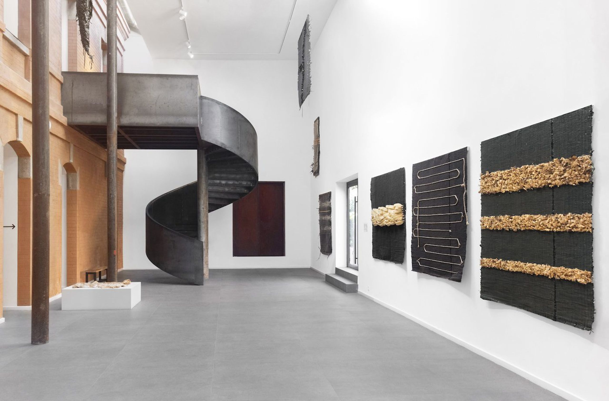 Madame Zo, Bientôt je vous tisse tous [Soon I’ll weave you all], Installation View at Fondation H. Courtesy of Fondation H.