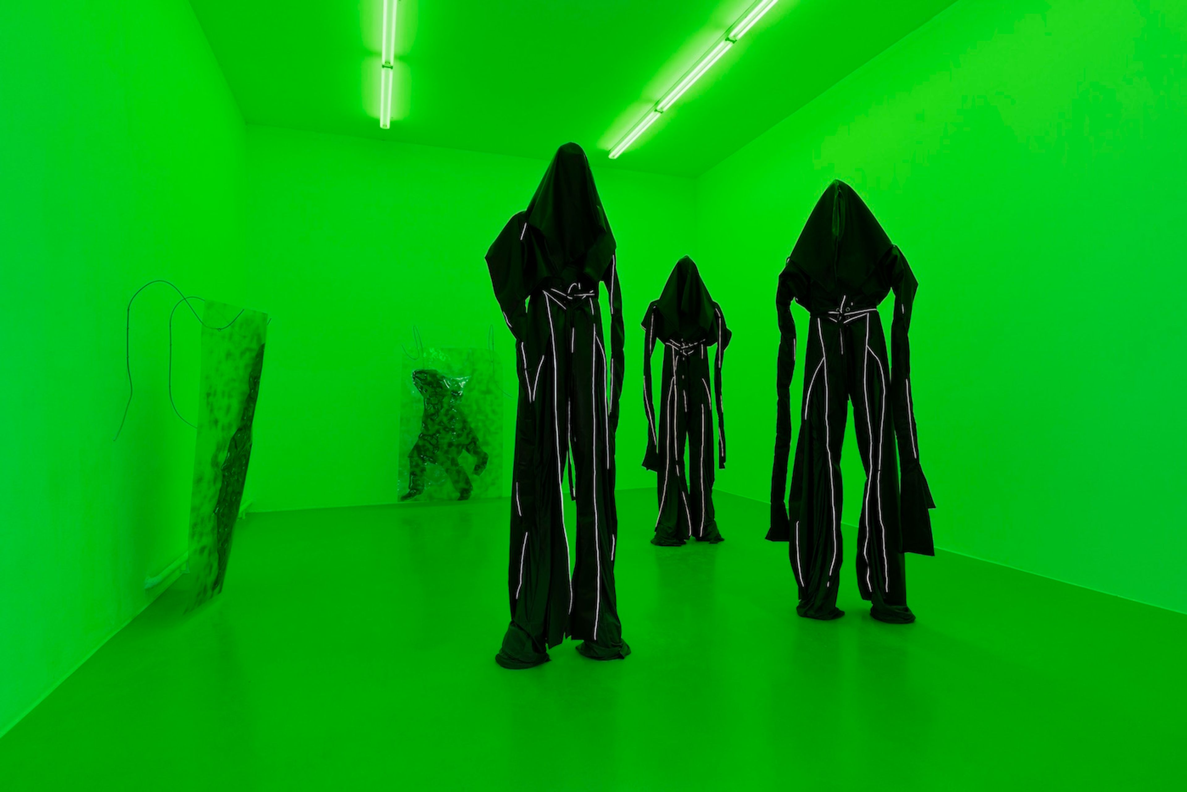 Sandra Mujinga, »Nocturnal Kinship«, 2018 und »Camouflage Waves 1-3«, 2018. Installation View at Kunstverein Hannover. Photo: Raimund Zakowski