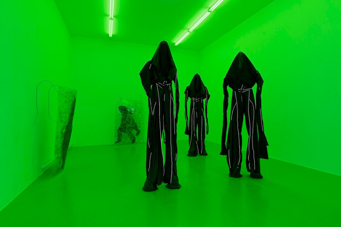 Sandra Mujinga, »Nocturnal Kinship«, 2018 und »Camouflage Waves 1-3«, 2018. Installation View at Kunstverein Hannover. Photo: Raimund Zakowski