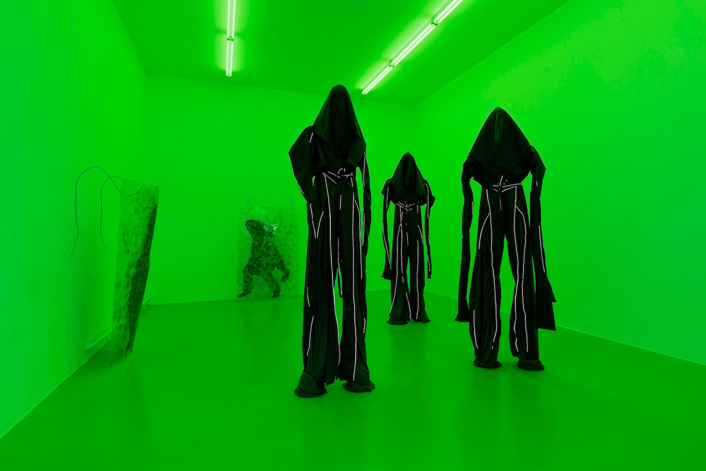 Sandra Mujinga, »Nocturnal Kinship«, 2018 und »Camouflage Waves 1-3«, 2018. Installation View at Kunstverein Hannover. Photo: Raimund Zakowski