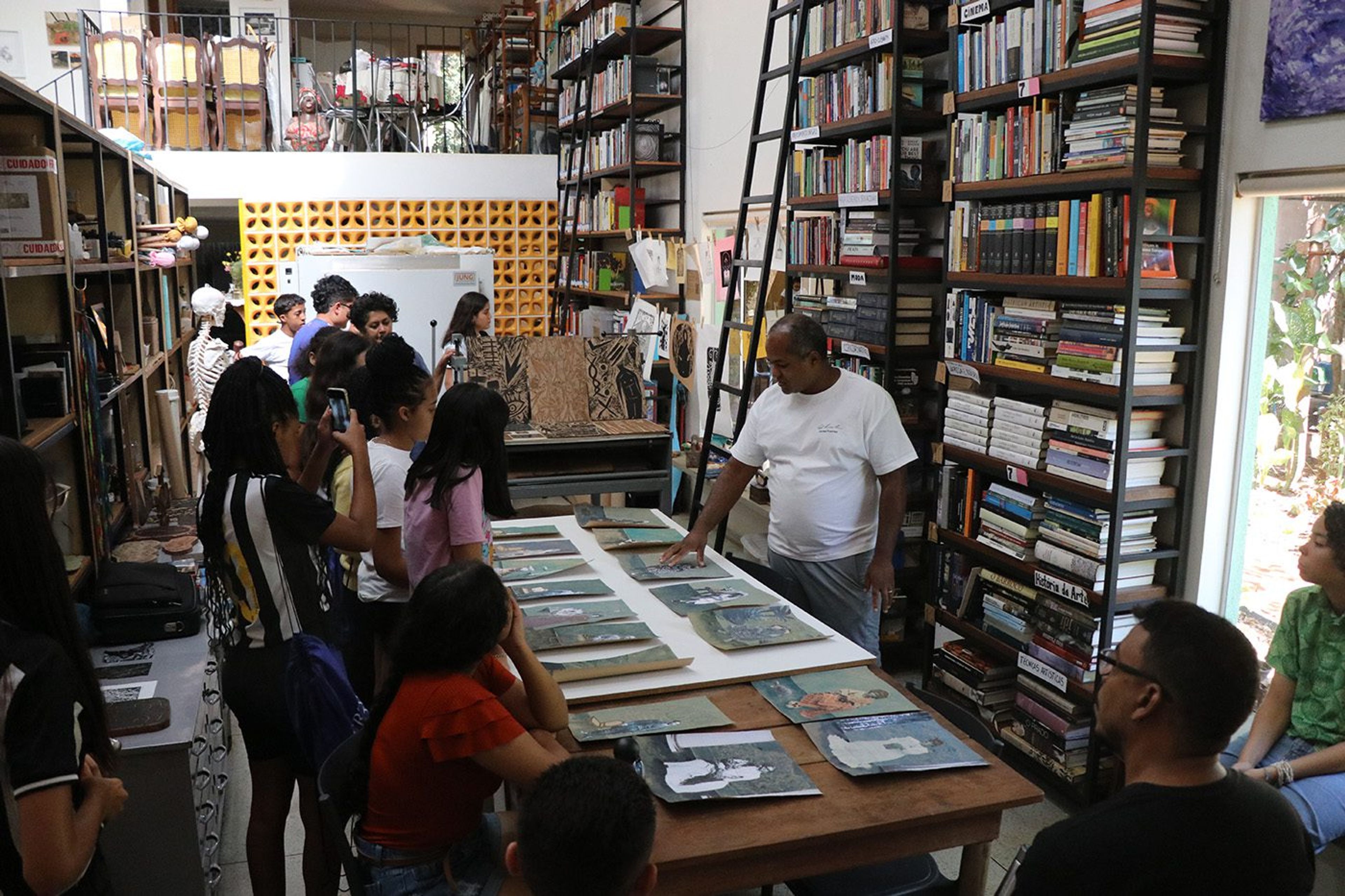 Sertão Negro, Guided visits. Courtesy of Sertão Negro Ateliê e Escola de Artes. Photo: Jhony Aguiar