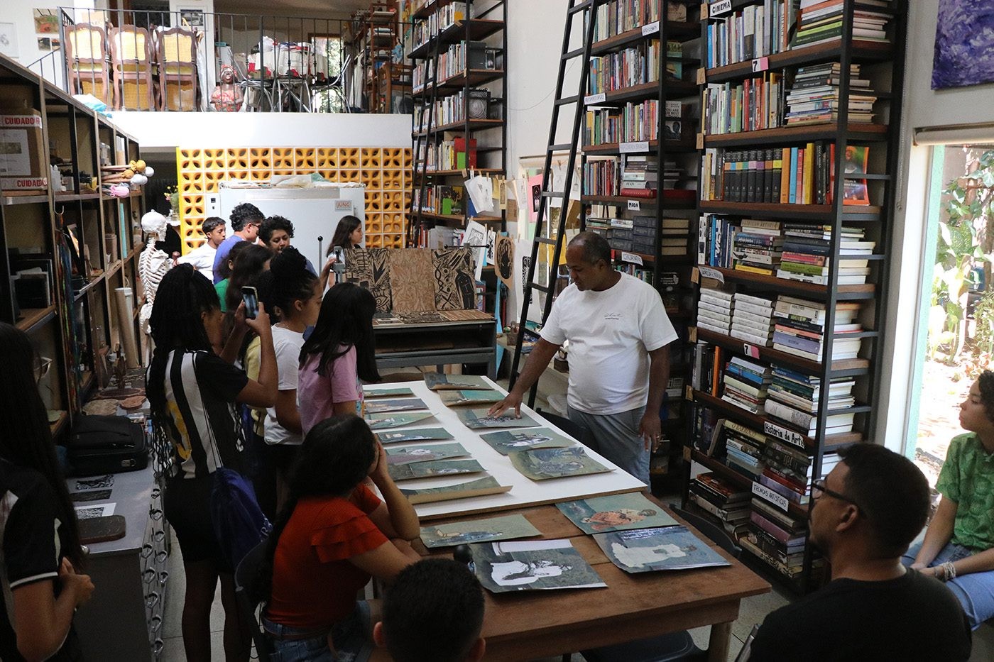 Sertão Negro, Guided visits. Courtesy of Sertão Negro Ateliê e Escola de Artes. Photo: Jhony Aguiar