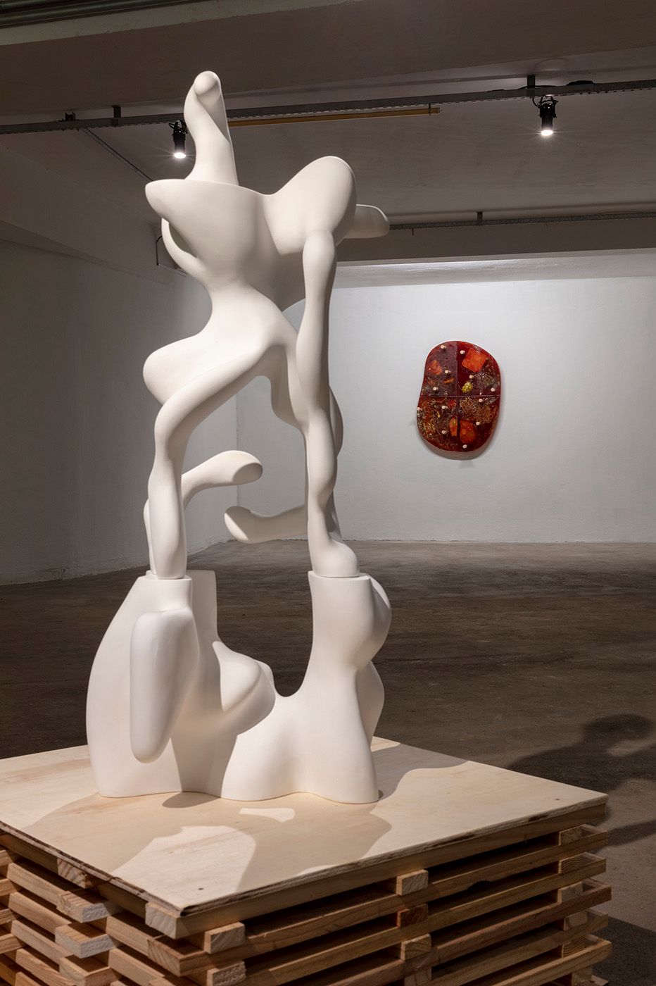 Front: Vanessa da Silva, Muamba Grove #series 3_5, 2020, sculpture [Polystyrene, fiberglass, acrylic putty]/Happening. Background: Noara Quintana, Delírio de vazante, 2022, ceramic, high-density rubber, paperclay, wood and metal. Photo: Everton Ballardin