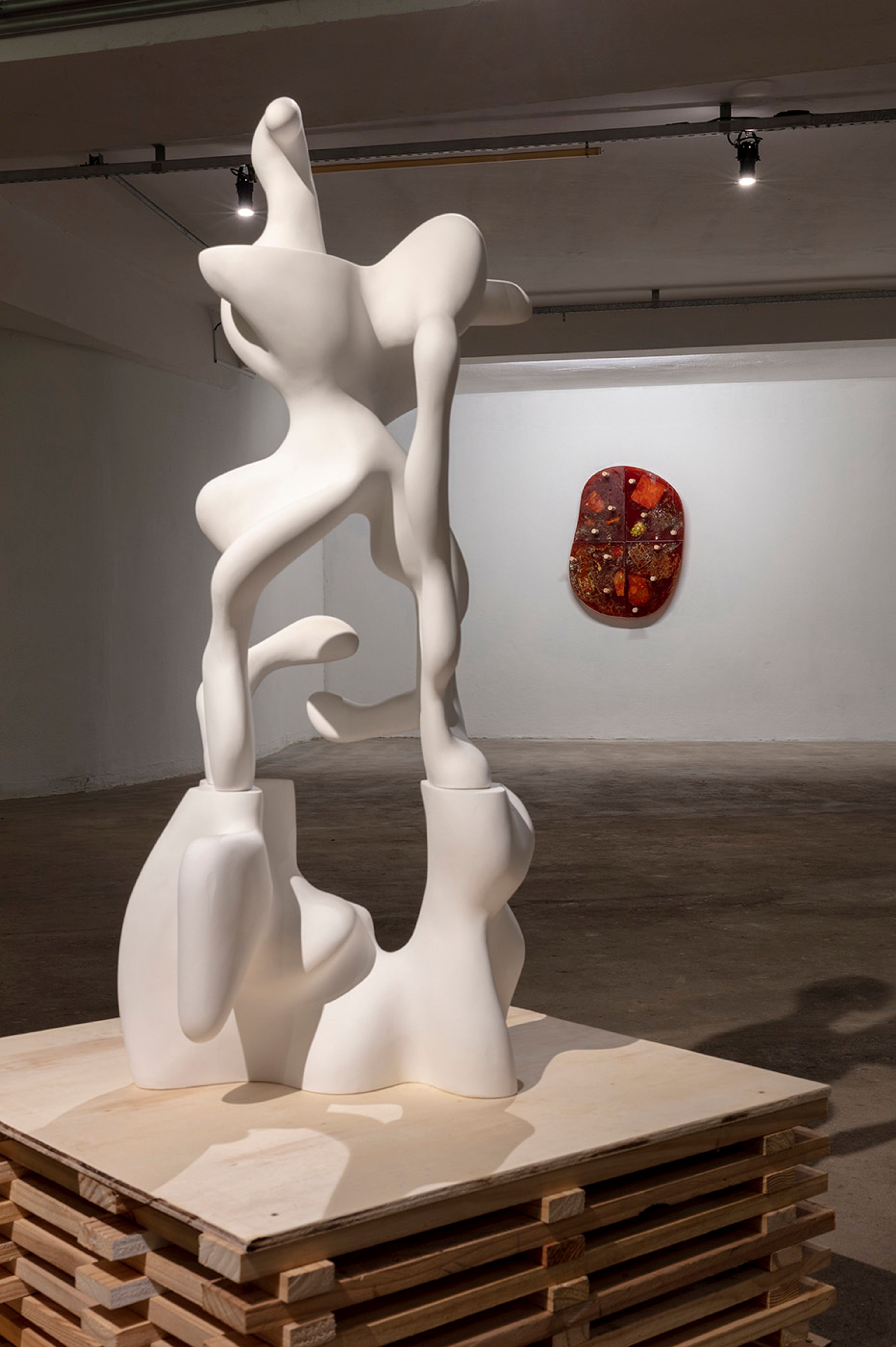 Front: Vanessa da Silva, Muamba Grove #series 3_5, 2020, sculpture [Polystyrene, fiberglass, acrylic putty]/Happening. Background: Noara Quintana, Delírio de vazante, 2022, ceramic, high-density rubber, paperclay, wood and metal. Photo: Everton Ballardin