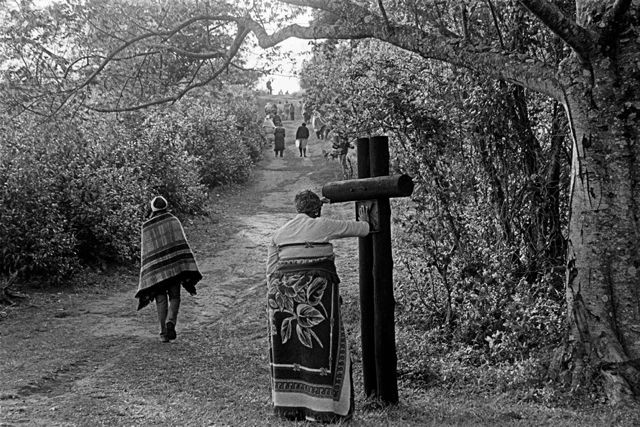 Andrew Tshabangu, Faithfuls at the station of the cross, Ngome natal, 2005, 40 x 50 cm. Courtesy of the artist and Gallery MOMO, Johannesburg