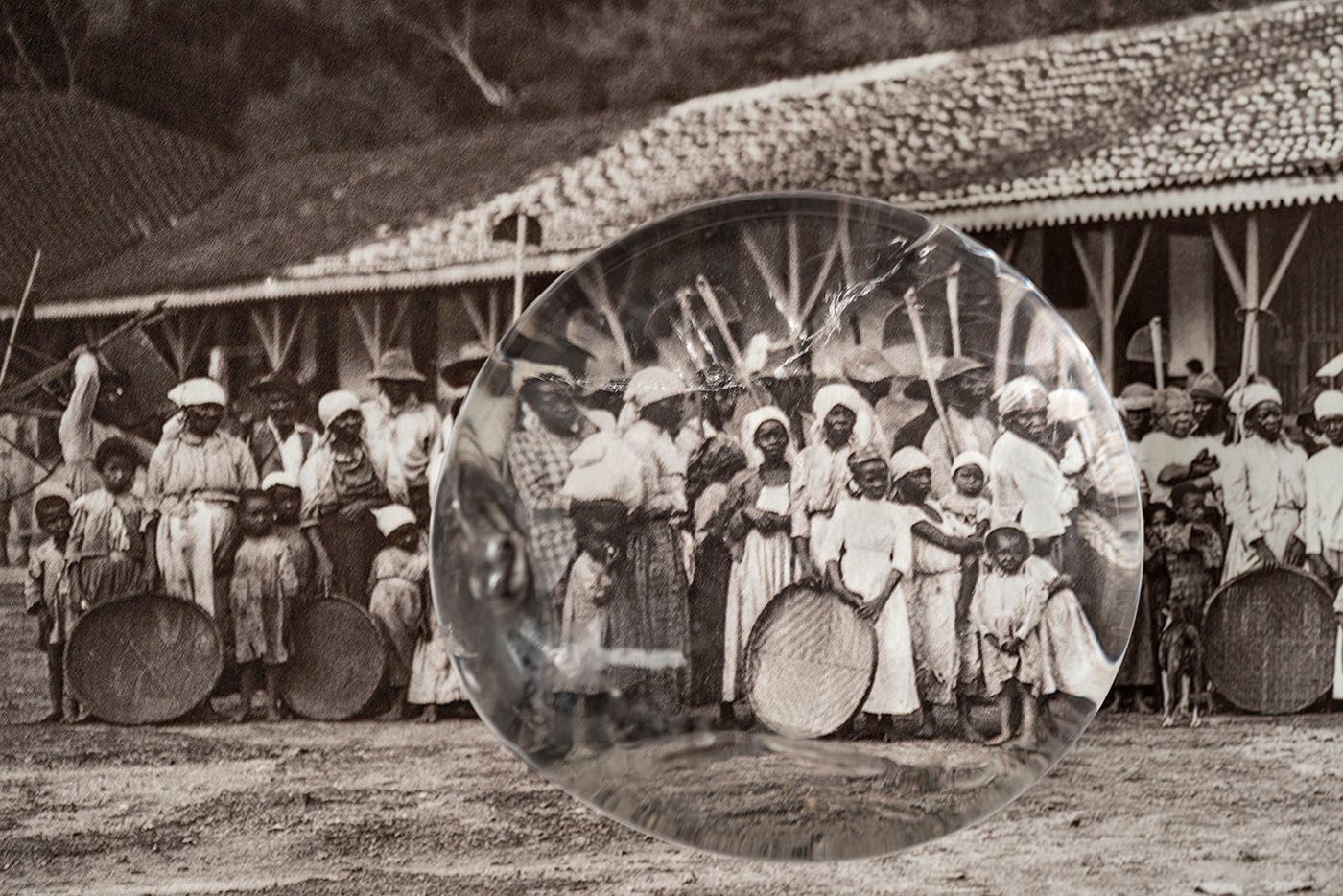 Ways of Seeing, 2016. Interference on photograph by Marc Ferrez. Leaving to the coffee harvest, c. 1885, Paraíba Valley, Rio de Janeiro. Marc Ferrez/Gilberto Ferrez Collection/Moreira Salles Institute Collection.