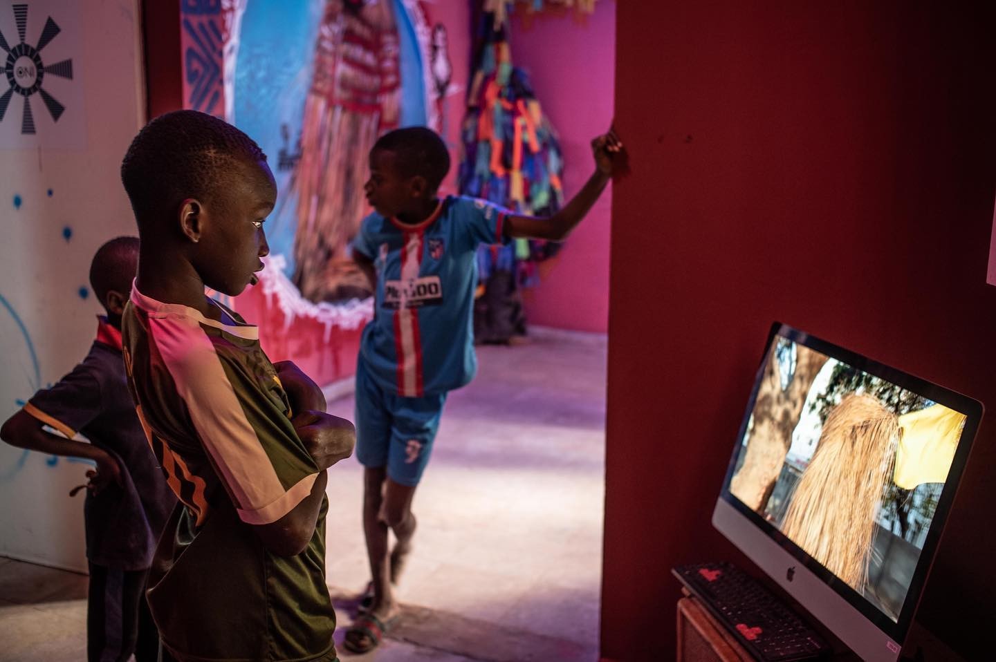 A project by Nyabinghi Lab co-produced by HAU Hebbel am Ufer, Kunstraum Kreuzberg/Bethanien, Nyabinghi Lab, KENU – LAB’Oratoire des Imaginaires and Chimurenga.
Funded by the TURN2 Fund of the German Federal Cultural Foundation and the Federal Government Commissioner for Culture and the Media. Photo: Jean Baptiste Joire.