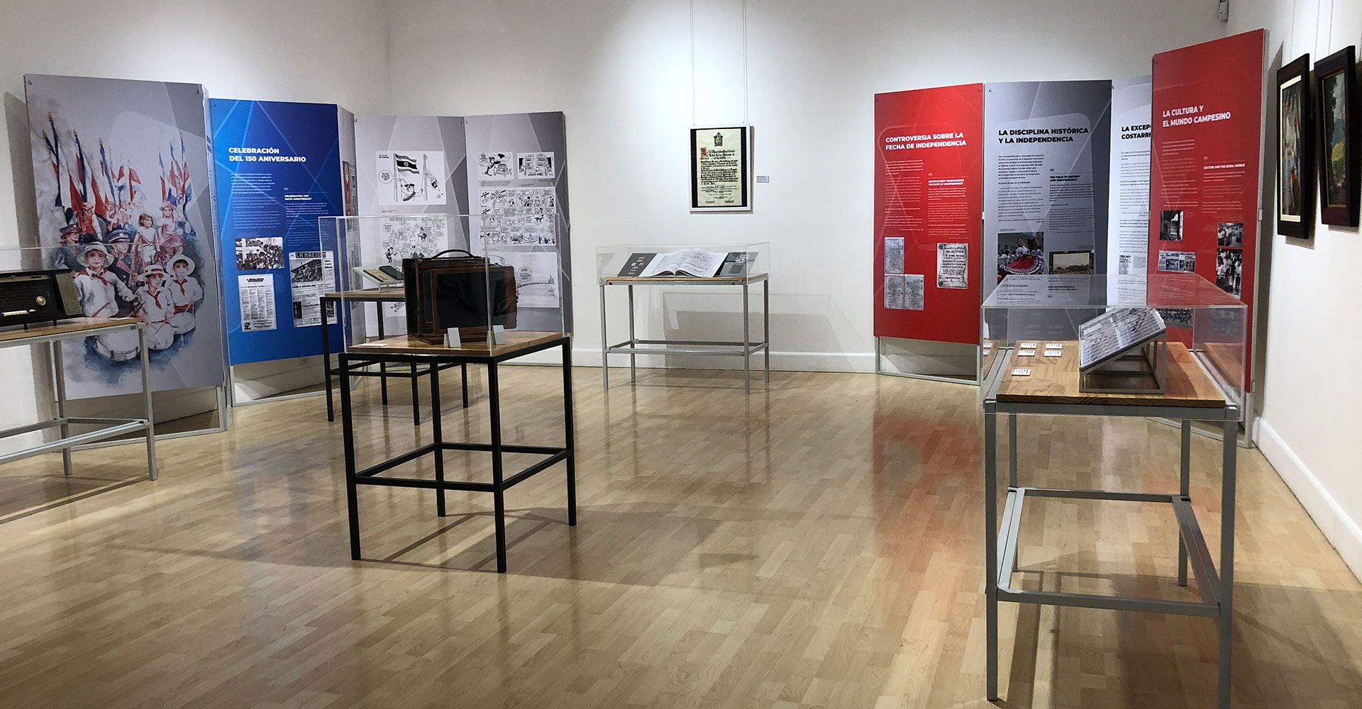 Blanco, azul y rojo: 1821-2021