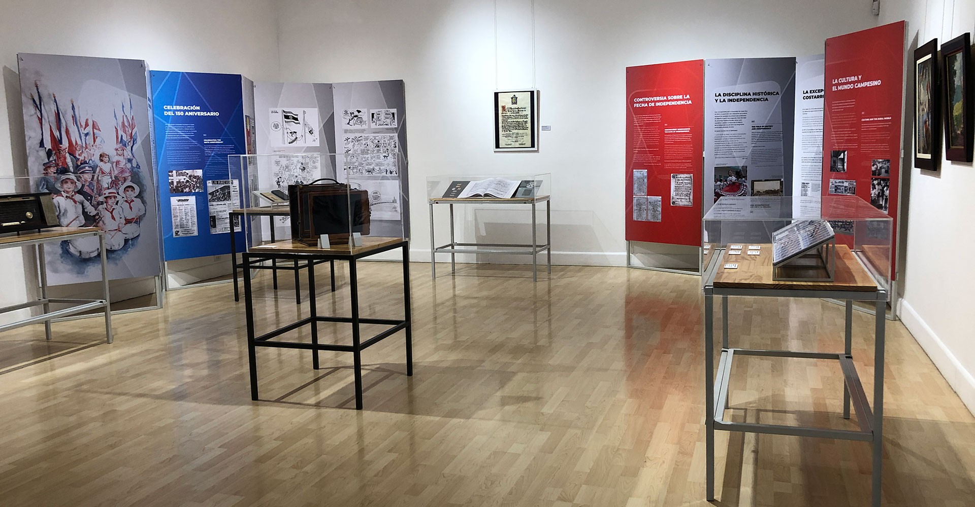 Blanco, azul y rojo: 1821-2021