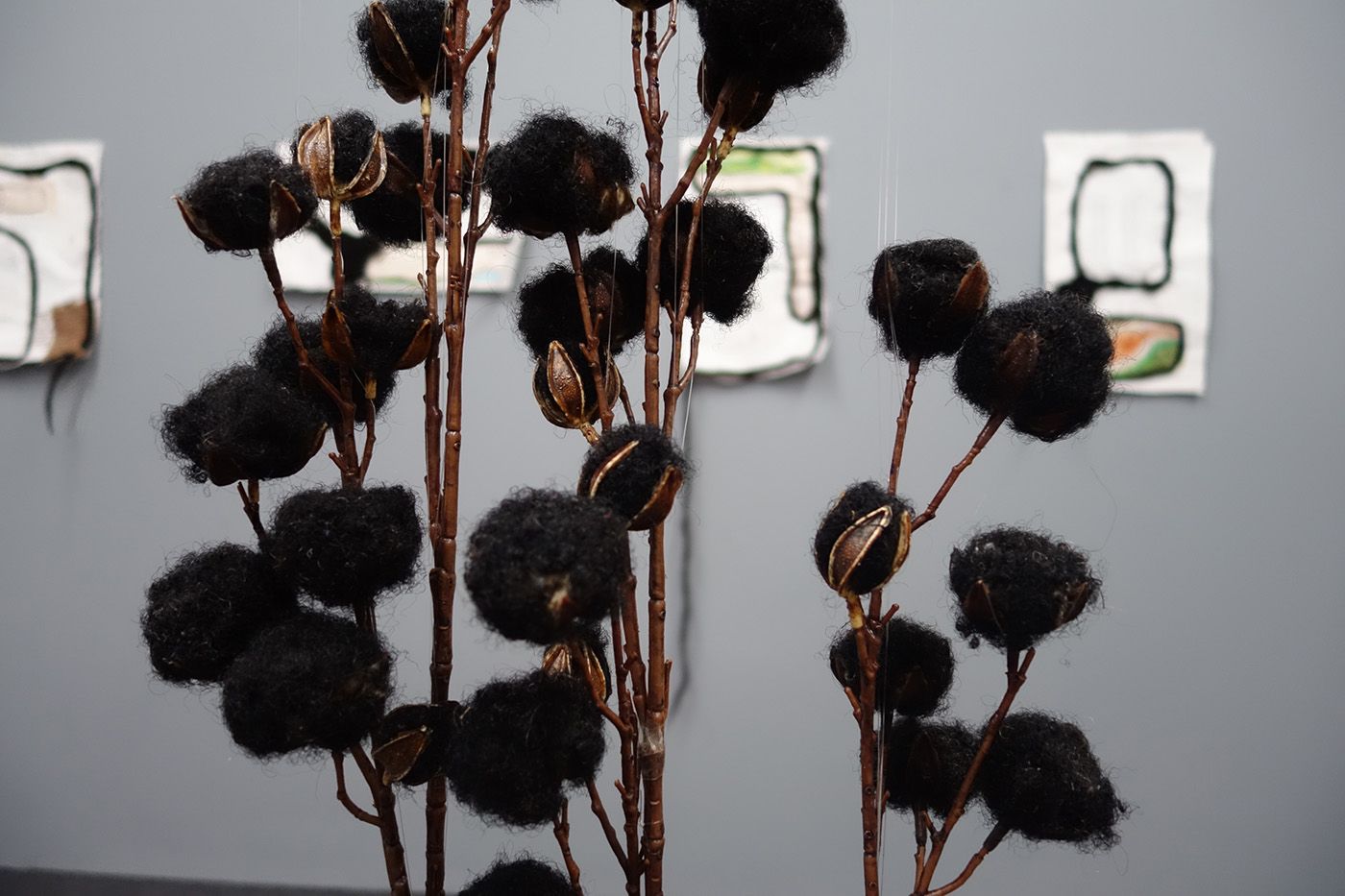 Eva de Souza, Baumwolleblumen ou Algodão Preto: conjunto de seis elementos ("Cotton Flowers or Black Cotton: set of six elements"), textile object, 75 × 25 × 36 cm, 2024. Photo: Jeanne Jacob.