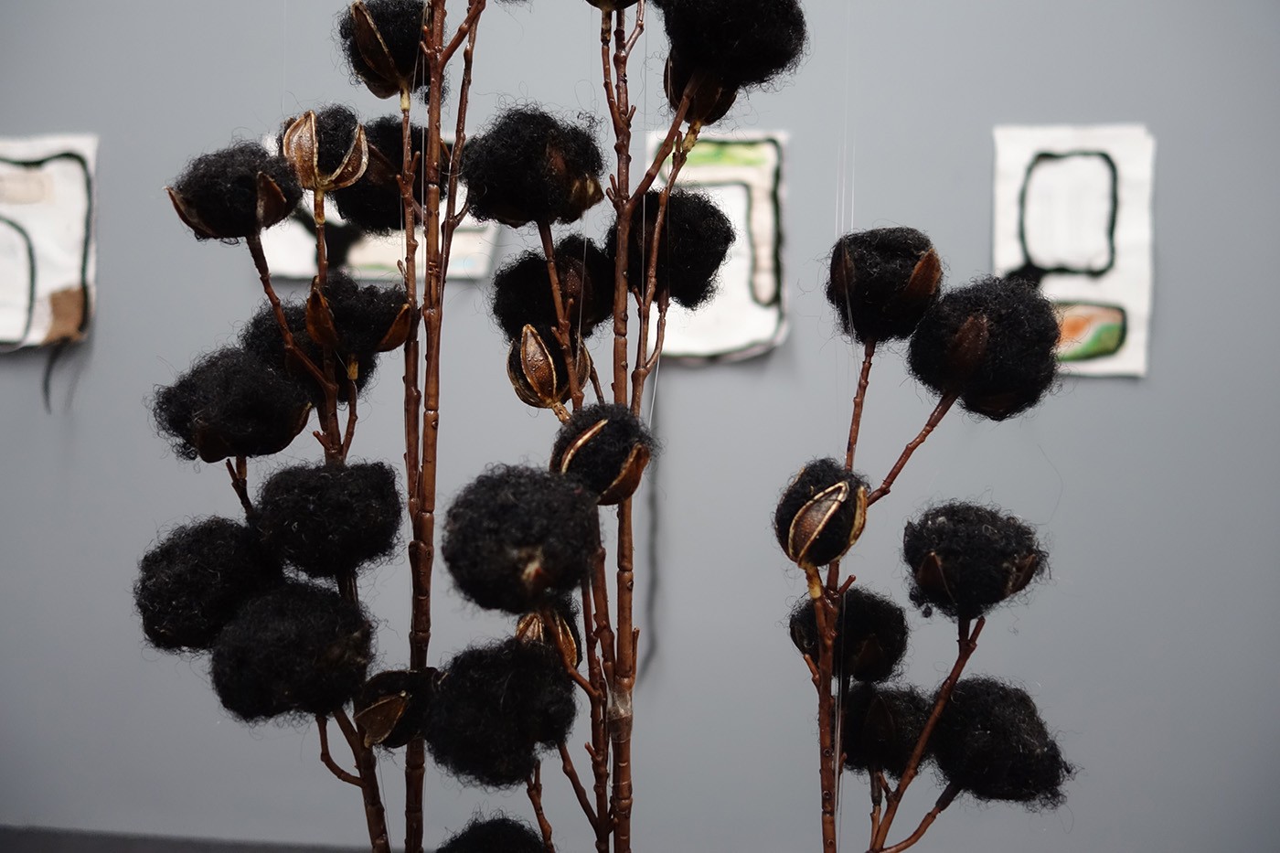 Eva de Souza, Baumwolleblumen ou Algodão Preto: conjunto de seis elementos ("Cotton Flowers or Black Cotton: set of six elements"), textile object, 75 × 25 × 36 cm, 2024. Photo: Jeanne Jacob.
