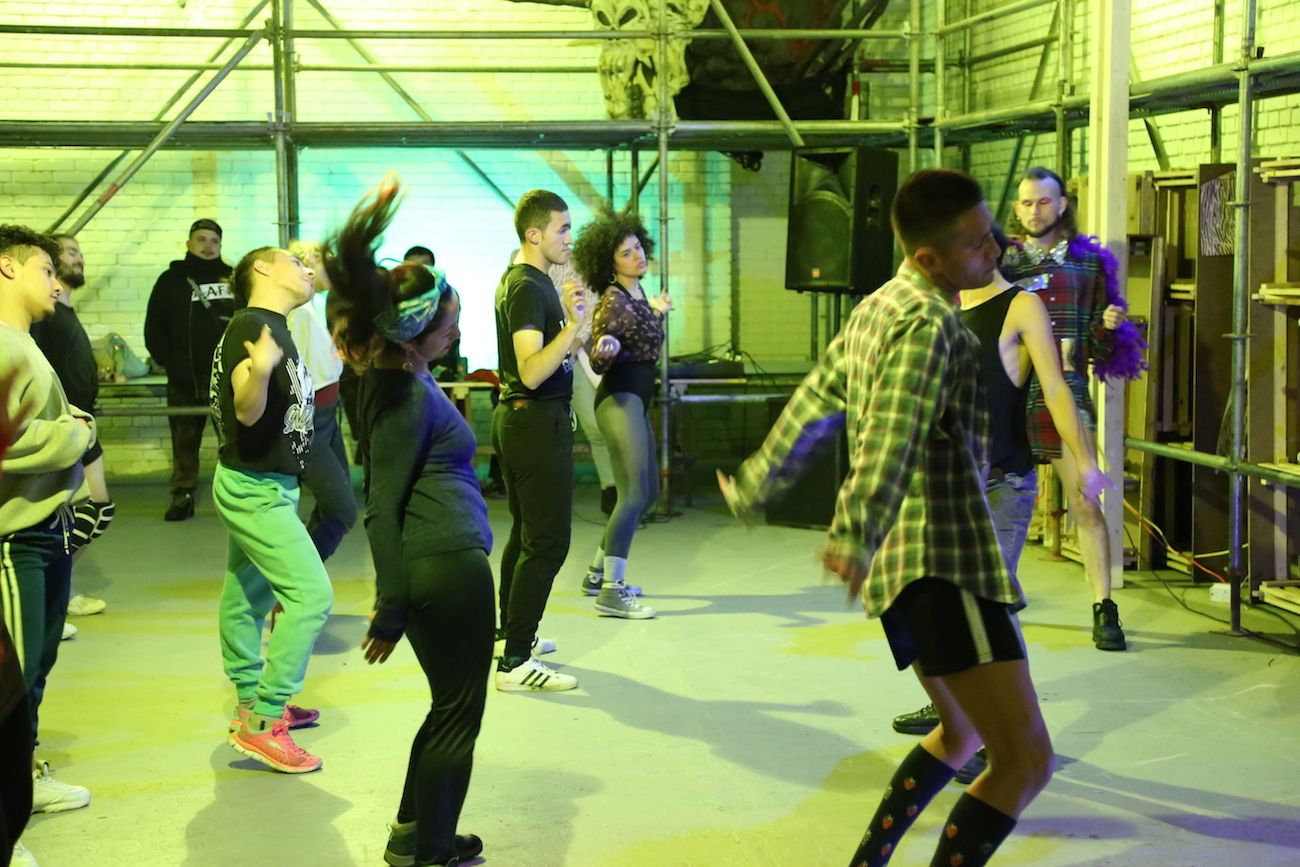 Jueves de Voguing. House of Tupamaras, invitados por El Parche Artist Residency. Proyecto Mitopía, El revés de la trama, Laboratorio Interdisciplinar para las Artes. Foto: cortesía Mitopía, El revés de la trama.