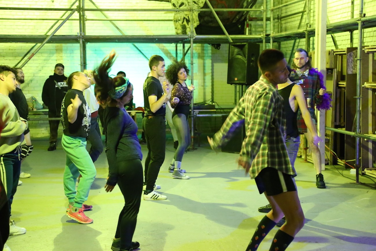 Jueves de Voguing. House of Tupamaras, invitados por El Parche Artist Residency. Proyecto Mitopía, El revés de la trama, Laboratorio Interdisciplinar para las Artes. Foto: cortesía Mitopía, El revés de la trama.