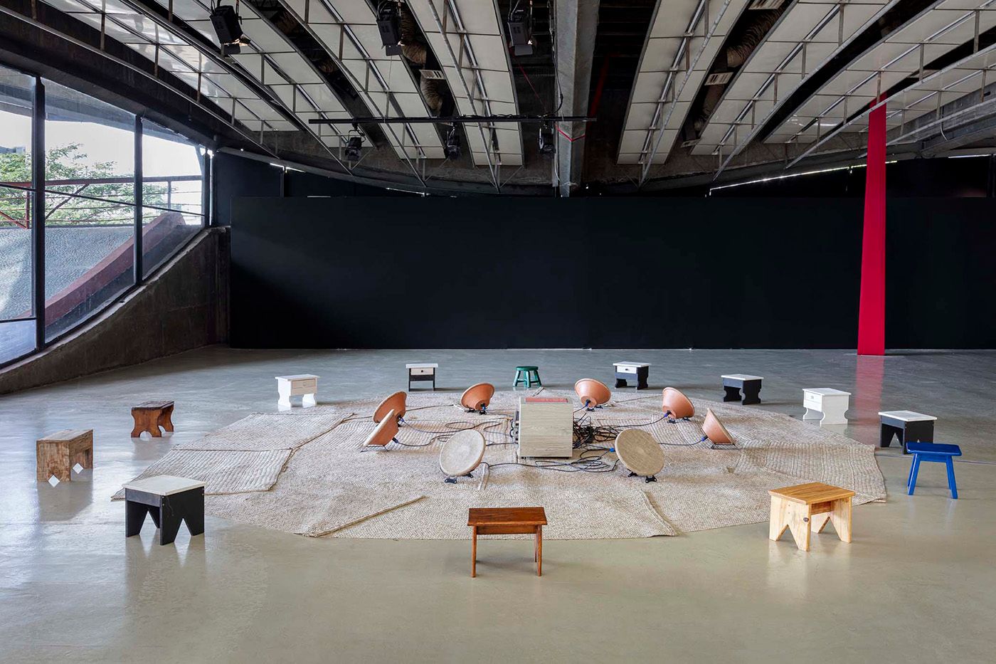 Iluminai os terreiros, (“Illuminate the terreiros”, 2022), Apotis, straw mats, bowls and sound system, variable dimensions. Photo: Filipe Berndt