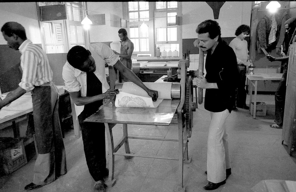 Rossini Perez and his etching students at the studio of the School of Fine Arts in Dakar (Senegal), 1977. Photo: The artist's personal archive.