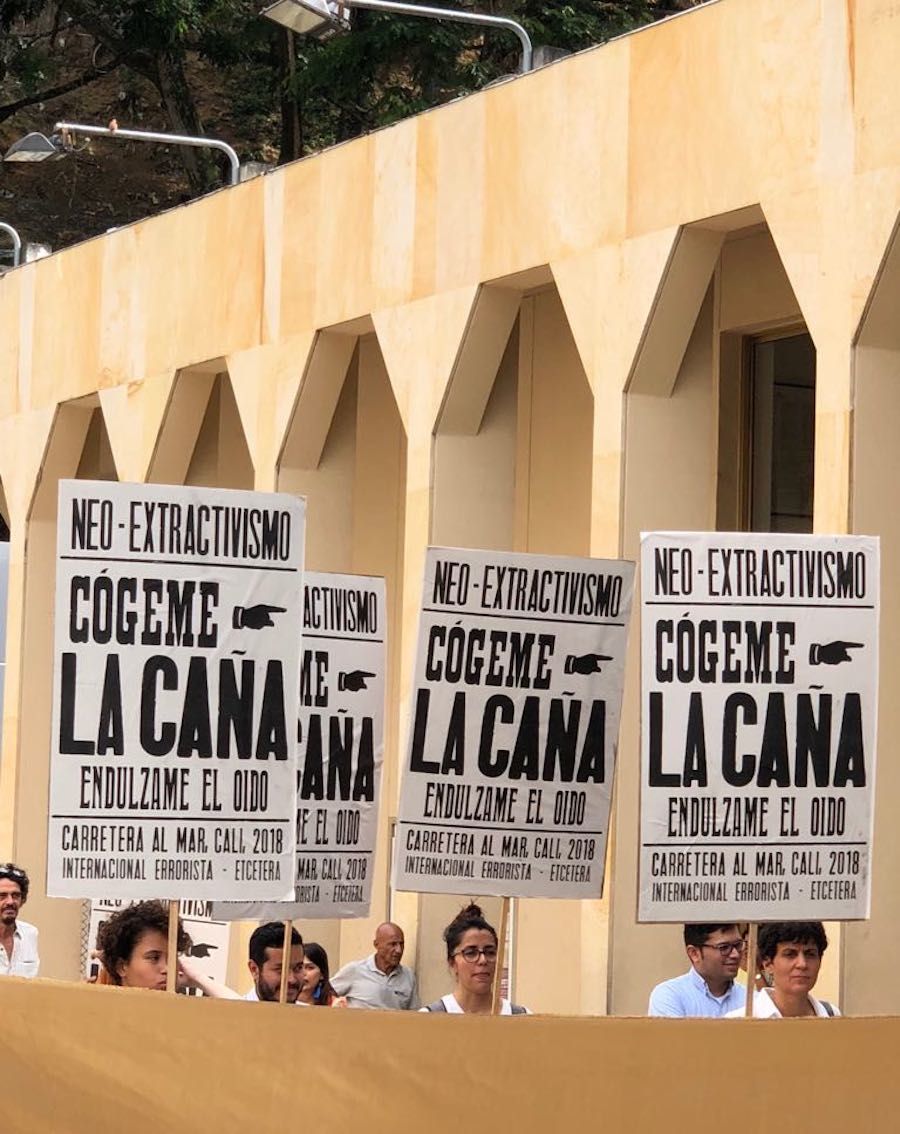 Acción Errorista, march of the Argentine collective Etcétera during the project Road to the Sea, August 2018. Photo © Ricardo Delgado/Goethe-Institut.