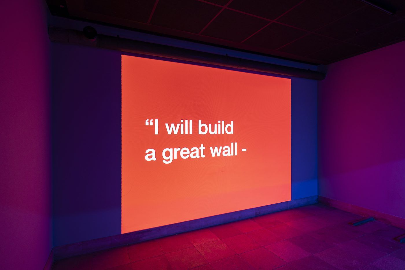 Tony Cokes. Fragments, or just Moments
Installationsansicht / Installation view
Haus der Kunst, 2022
Photo: Maximilian Geuter