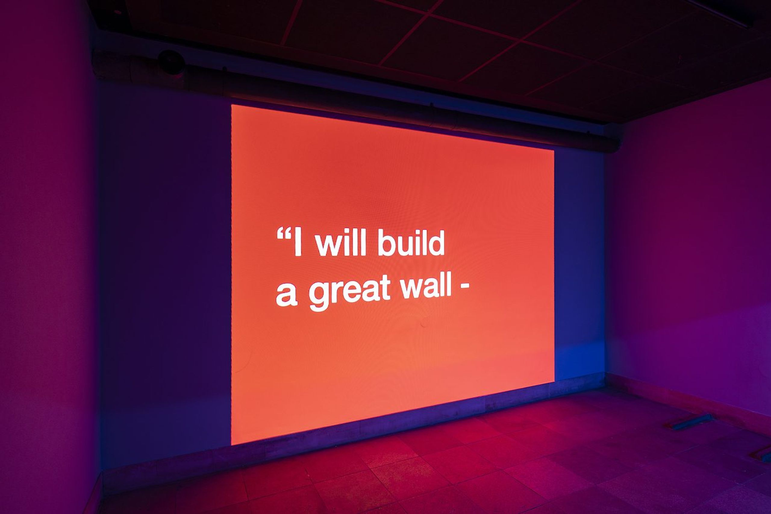 Tony Cokes. Fragments, or just Moments
Installationsansicht / Installation view
Haus der Kunst, 2022
Photo: Maximilian Geuter