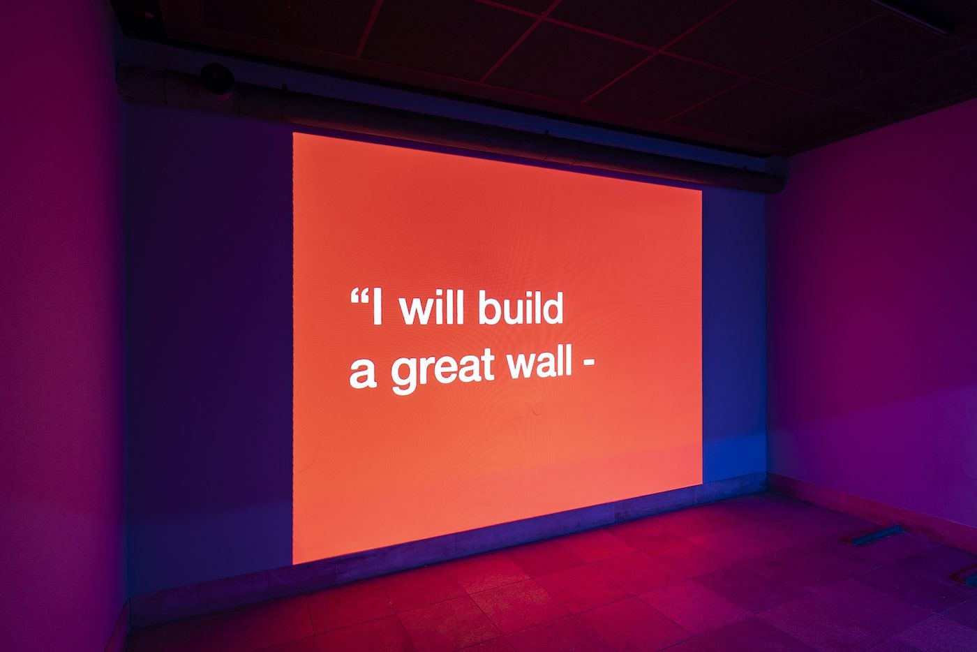 Tony Cokes. Fragments, or just Moments
Installationsansicht / Installation view
Haus der Kunst, 2022
Photo: Maximilian Geuter