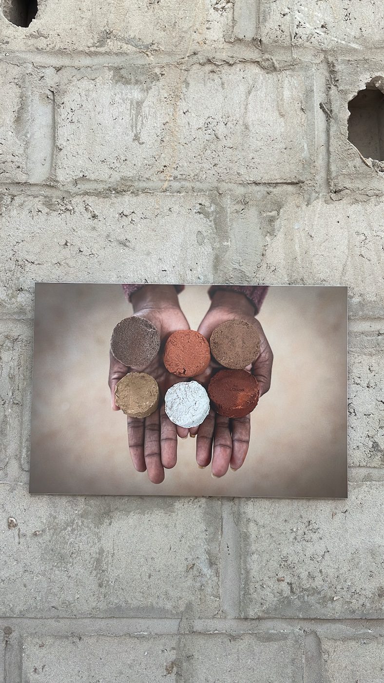 Installation view of „Jang Ban: Apprendre de la terre“ at Centre de Formation Artisanale de Dakar. Photo: Keren Lasme