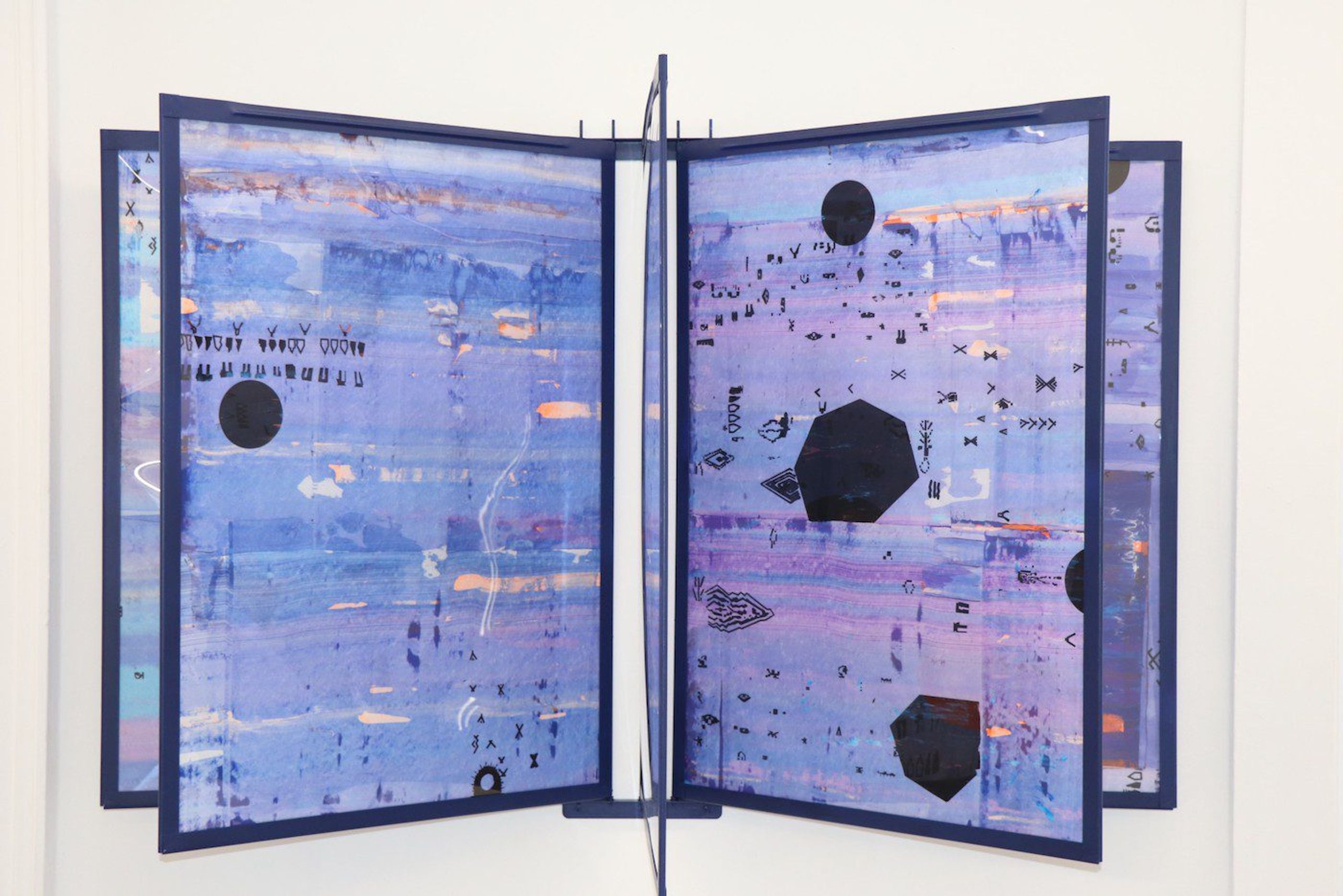 Sara Ouhaddou, Sans-titre, Des Autres project, 2021. Series of ten serigraphs of 100 x 70 cm each and metal structure. Photo credit Aurélien Mole.