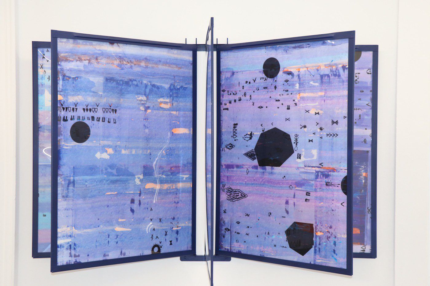 Sara Ouhaddou, Sans-titre, Des Autres project, 2021. Series of ten serigraphs of 100 x 70 cm each and metal structure. Photo credit Aurélien Mole.